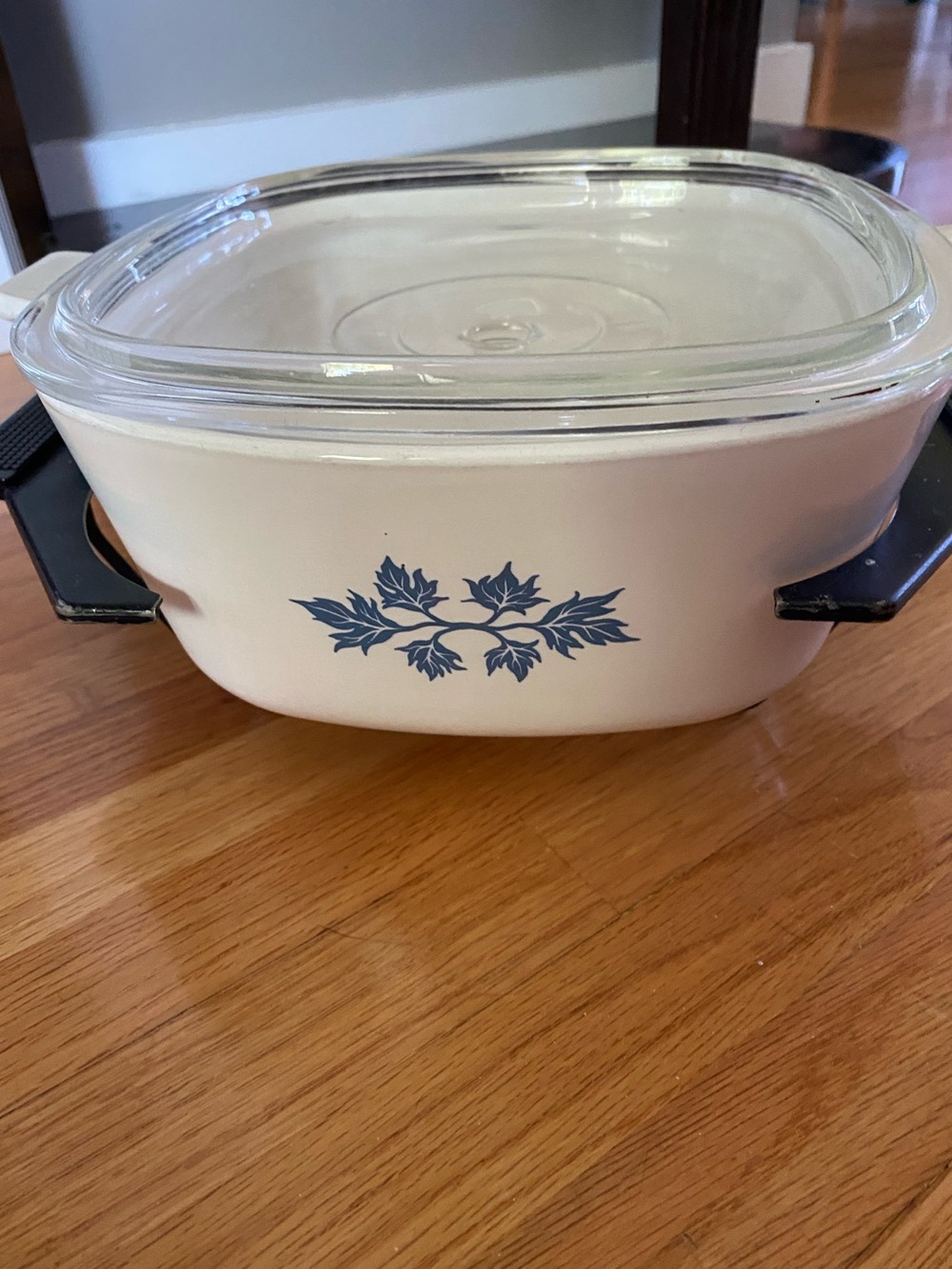 Price drop! Vintage Pyrex Floral Covered Casserole Dish - Cream /Metal Stand